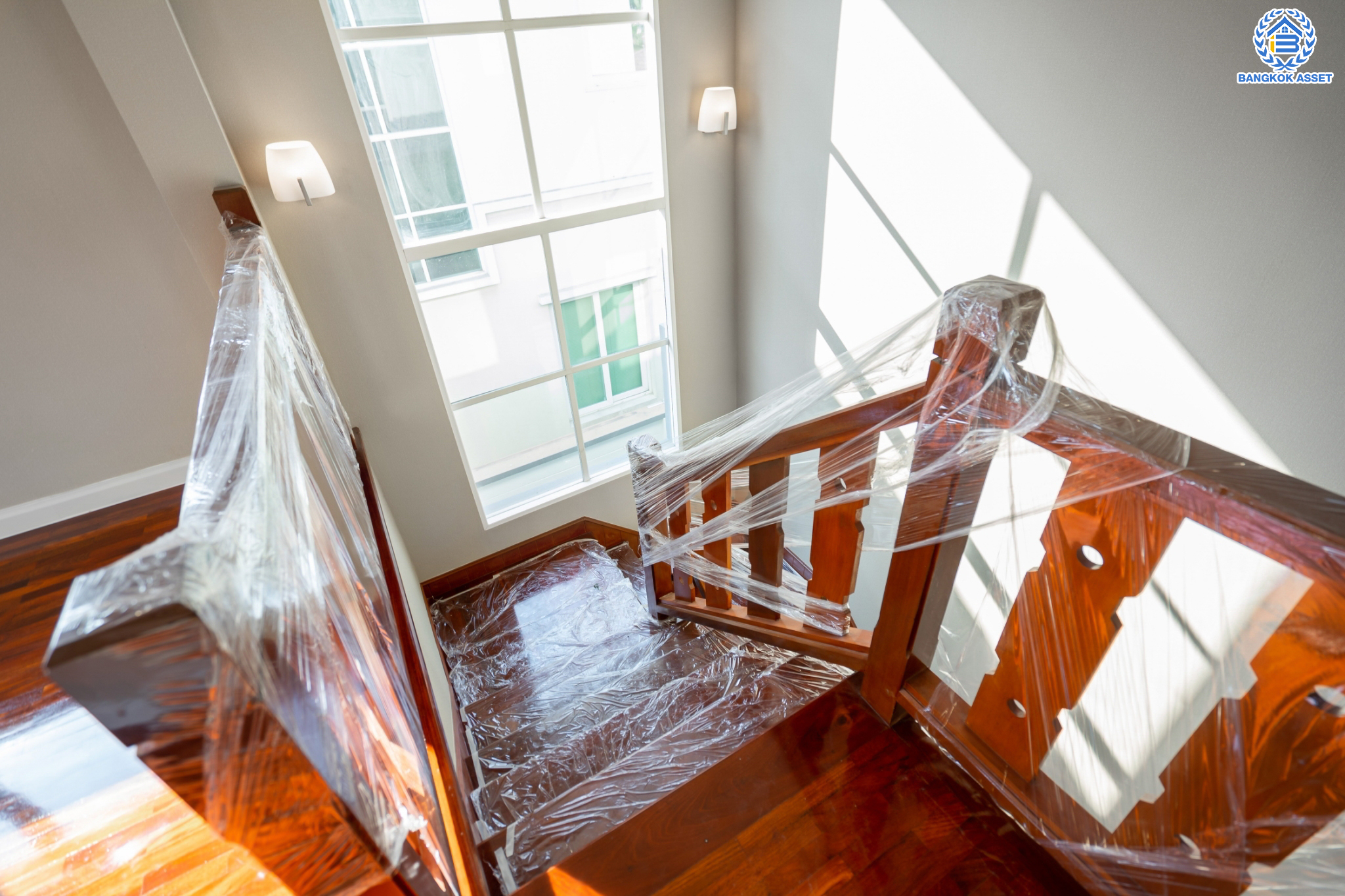 บ้านมือสองตกแต่งใหม่ ม.ลัดดารมย์ วัชรพล แบรนด์ Q.House เนื้อที่ 85.9 ตร.ว. ฟังก์ชัน 4 ห้องนอน 4 ห้องน้ำ จอดรถได้ 2 คัน Facilities ครบครัน บนทำเลเชื่อมต่อหลายเส้นทาง ถ.รามอินทรา ถ.สายไหม และถ.พหลโยธิน ใกล้สนามบินดอนเมือง ทางด่วน "ศรีรัช" และ "เซ็นทรัลรามอินทรา"